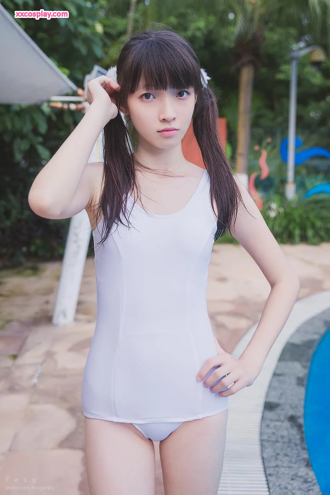 Zumu Zi: Poolside in White Thigh-High Stockings